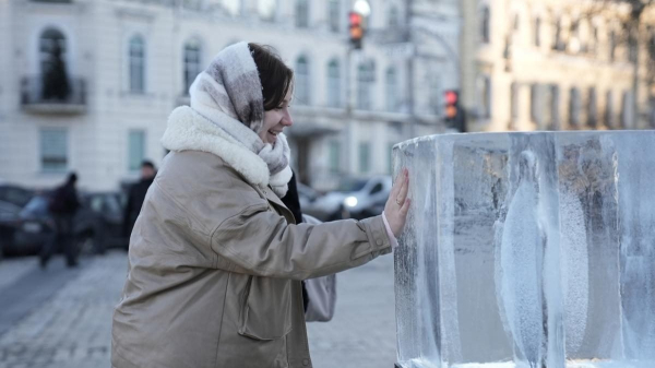 "Розтопи лід, аби зігріти серце": у центрі Києва з'явився незвичайниий арт-об'єкт (фото) "Розтопи лід, аби зігріти серце": у центрі Києва з'явився незвичайниий арт-об'єкт (фото)