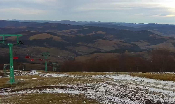 В очікуванні снігу: як тепла зима поставила гірськолижний відпочинок у Карпатах на паузу В очікуванні снігу: як тепла зима поставила гірськолижний відпочинок у Карпатах на паузу
