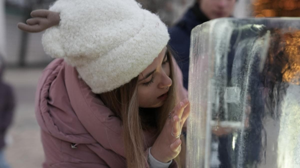 "Розтопи лід, аби зігріти серце": у центрі Києва з'явився незвичайниий арт-об'єкт (фото) "Розтопи лід, аби зігріти серце": у центрі Києва з'явився незвичайниий арт-об'єкт (фото)