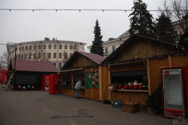 На Контрактовій площі вперше з початку війни облаштували різдвяне містечко – з ковзанкою (фото) На Контрактовій площі вперше з початку війни облаштували різдвяне містечко – з ковзанкою (фото)