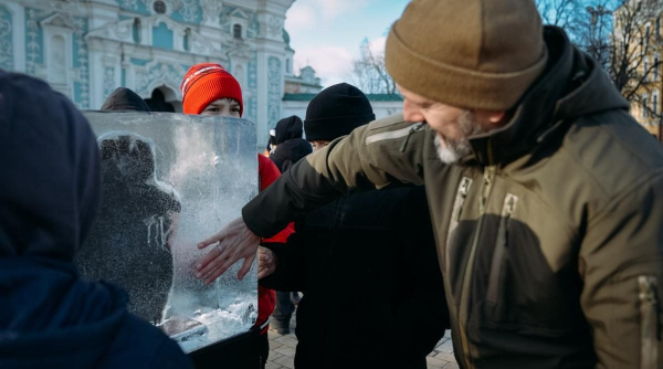 "Розтопи лід, аби зігріти серце": у центрі Києва з'явився незвичайниий арт-об'єкт (фото) "Розтопи лід, аби зігріти серце": у центрі Києва з'явився незвичайниий арт-об'єкт (фото)