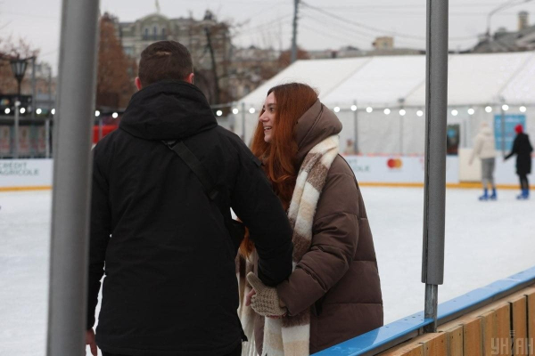 На Контрактовій площі вперше з початку війни облаштували різдвяне містечко – з ковзанкою (фото) На Контрактовій площі вперше з початку війни облаштували різдвяне містечко – з ковзанкою (фото)