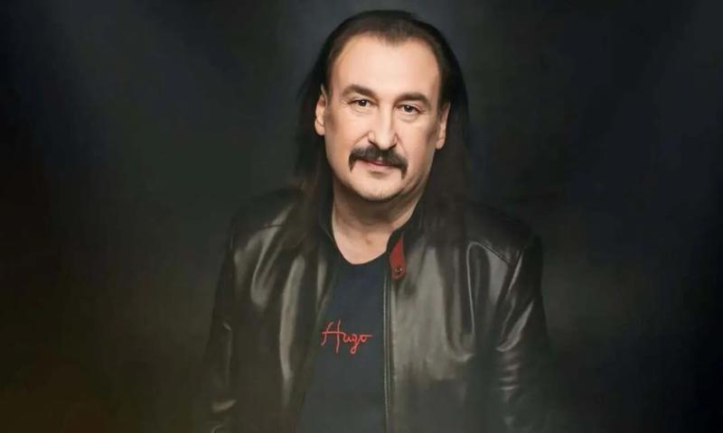 В детстве любил играть на баяне: что известно о певце Степане Гиге и его семье. Фото