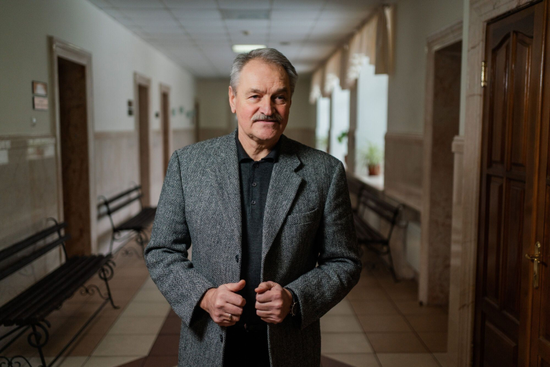 "Темнота – это другой режим жизни". Психотерапевт Олег Чабан – о том, как начинать утро после обстрелов, выживать без света и не сломаться внутри