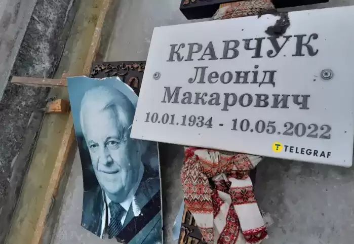 Огромные букеты и стоптанный снег: как сейчас выглядит "одна из самых дорогих могил" на Байковом кладбище, где покоится Кравчук