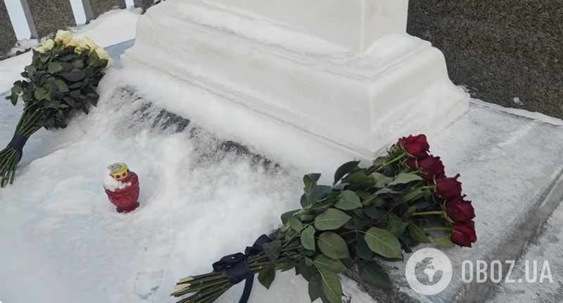 Огромные букеты и стоптанный снег: как сейчас выглядит "одна из самых дорогих могил" на Байковом кладбище, где покоится Кравчук