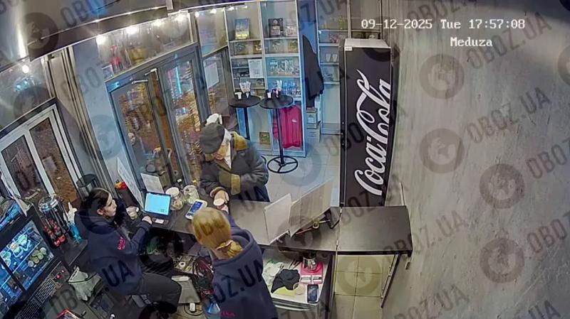 "Мы приносим извинения". Кофейня, где не налили кипяток 64-летнему поэту, отреагировала на скандал и заверила, что раньше помогала дедушке. Фотофакт