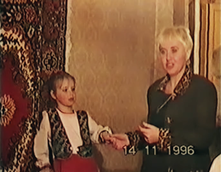 Выступала в ночных клубах с 12 лет: Надя Дорофеева показала фото и видео из детства, которые почти никто не видел