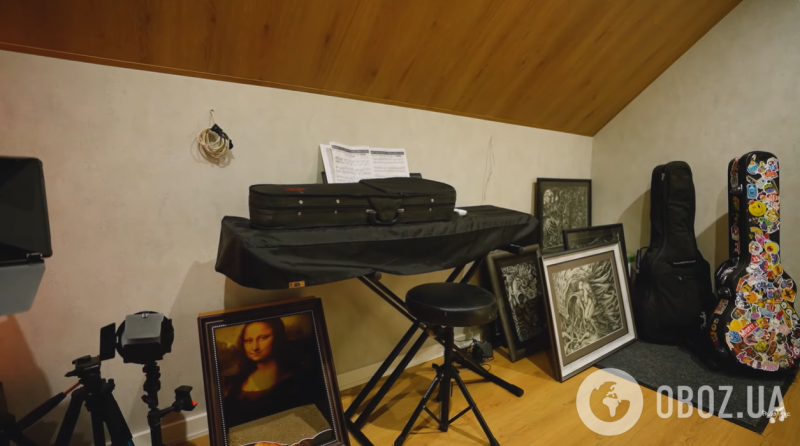 Люстра за 70 тысяч и диван-спаситель от болей в спине: актер Суровцев раскрыл тайны своего дома, в котором живут 6 котов и собака