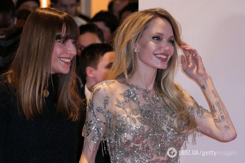 50-летняя Анджелина Джоли вышла в свет в "голом" платье и показала свои впечатляющие татуировки. Фото