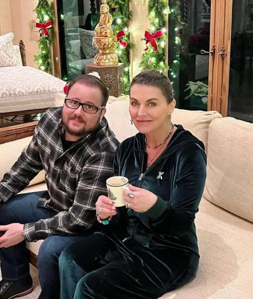 57-летний сын певицы Шер, который ранее был женщиной, тайно женился. Фото пары