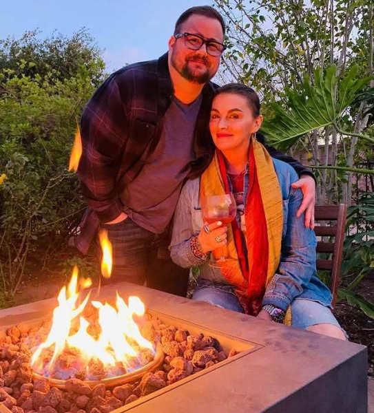 57-летний сын певицы Шер, который ранее был женщиной, тайно женился. Фото пары