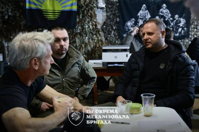 Шон Пенн пропустил церемонию "Оскар", но посетил военных на Донбассе. Фото