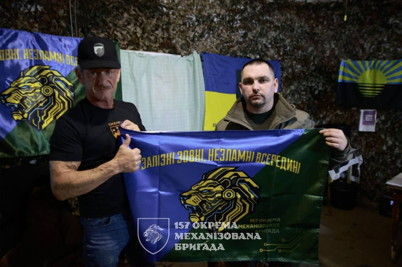 Шон Пенн пропустил церемонию "Оскар", но посетил военных на Донбассе. Фото