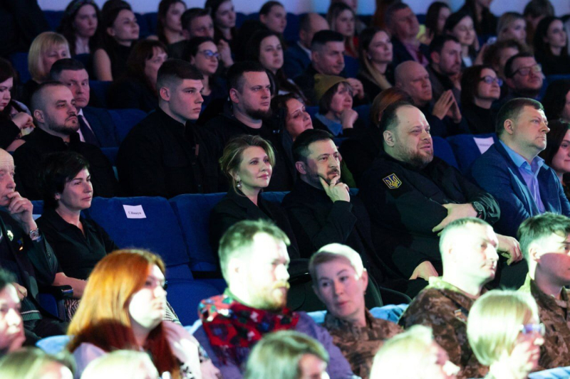 Елена Зеленская впервые за долгое время вышла в свет в вечернем образе с изысканной прической. Фото