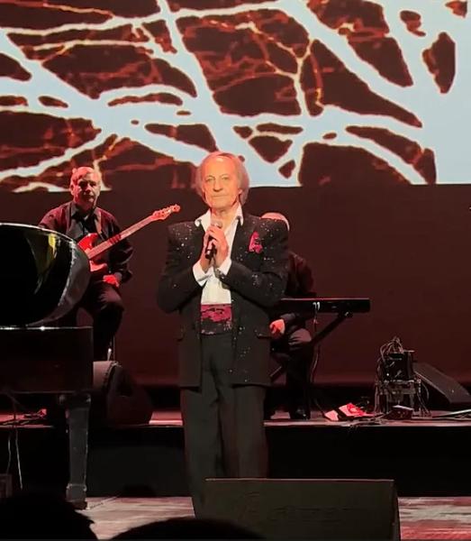 80-летний Василий Зинкевич, который нечасто появляется на публике, вышел на сцену в памятную дату и поднял зал на ноги одной фразой