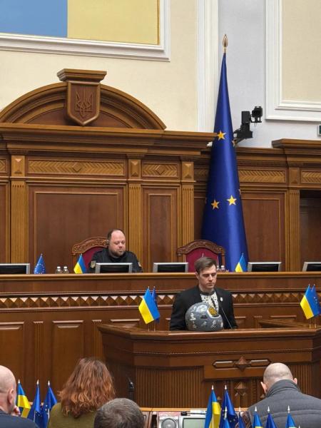 Серый лен и крестики: Гераскевич нарядился в вышиванку-"оберег" за 4800 грн для выступления перед депутатами. Фото