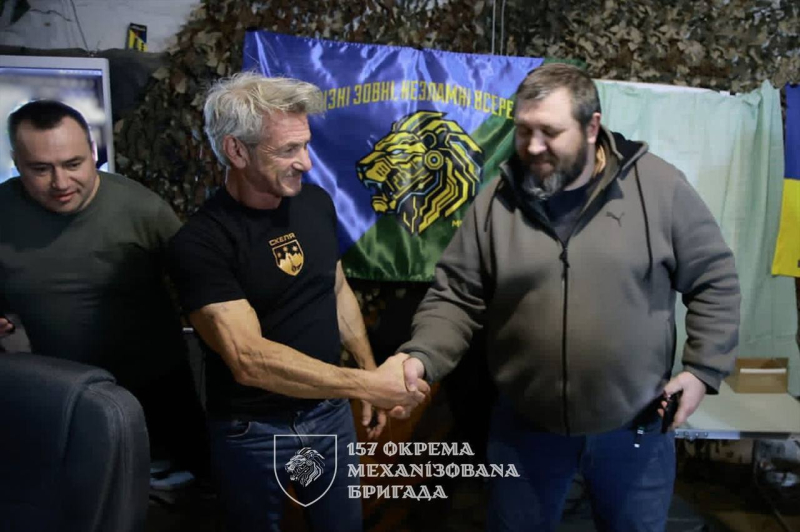 Шон Пенн пропустил церемонию "Оскар", но посетил военных на Донбассе. Фото