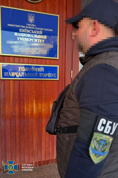 Михаил Поплавский встретил СБУ в брендовых домашних тапочках за более 4000 грн. Фото