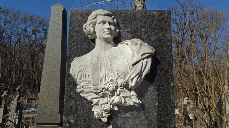 Ее отравили на 8 день после рождения сына: как выглядит заброшенная могила одной из лучших певиц в украинской истории