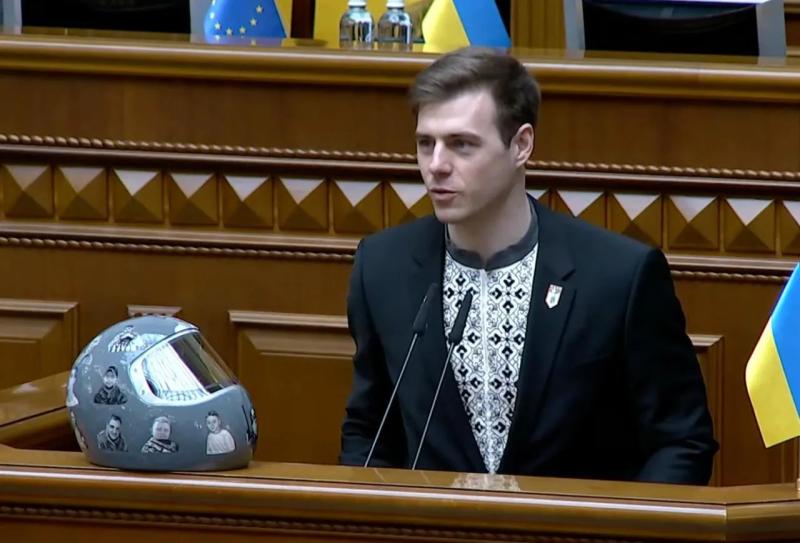 Серый лен и крестики: Гераскевич нарядился в вышиванку-"оберег" за 4800 грн для выступления перед депутатами. Фото