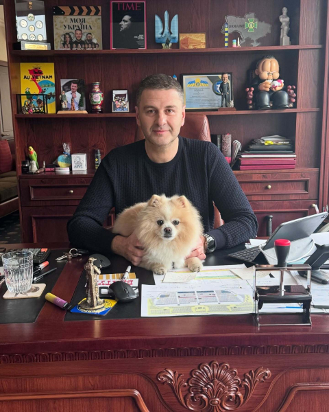 Худрук Дворца "Украина", который поскандалил с женой Виктора Павлика, назвал их "страшной семьей" и выдал свою версию событий