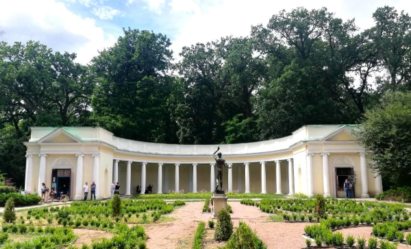 5 ідей для весняної подорожі на вихідні по Україні: від сакур до Шевченка 5 ідей для весняної подорожі на вихідні по Україні: від сакур до Шевченка