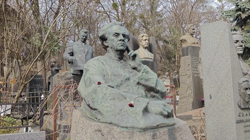 "Белые мухи налетели..." В каком месте покоится автор бессмертных стихов Максим Рыльский и какой урок он оставил будущим поколениям