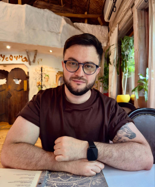 "Холодно и сыро". Как живет блогер-сплетник Беспалов после внезапной мобилизации. Новые фото