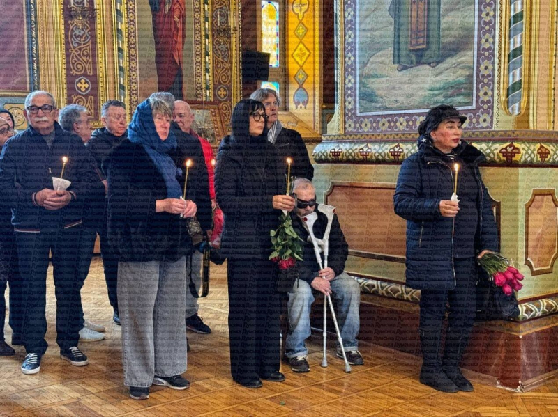 Проститься пришли более 200 человек: в Одессе провели в последний путь артиста "Маски-шоу" Владимира Комарова