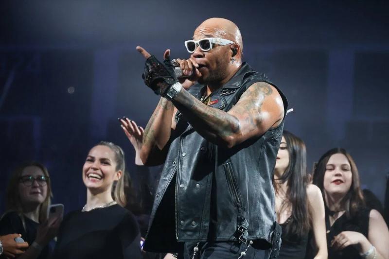 Хитмейкер 2010-х Flo Rida дал концерт в Москве и признался россиянам в любви: в аэропорту его встретили медведи с балалайками. Видео