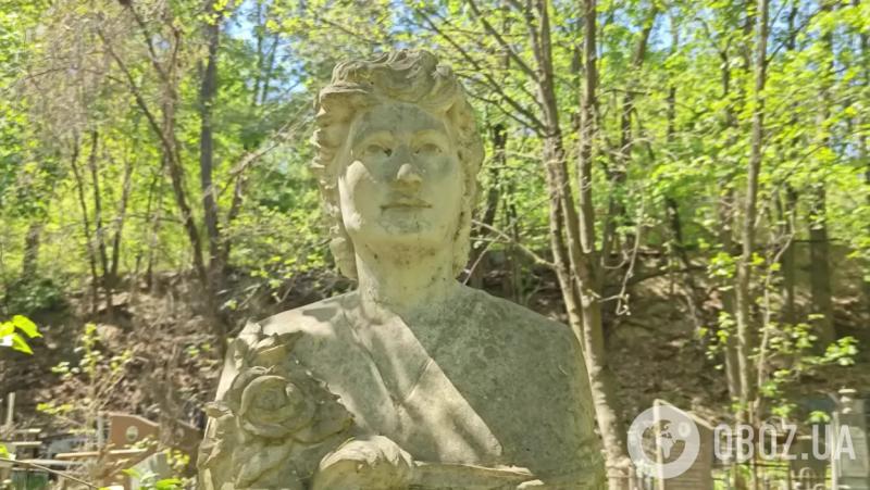Величественная могила в зарослях: блогер наткнулся на заброшенное место захоронения оперной дивы, о которой забыли