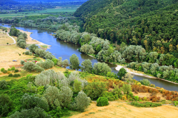 П'яте літо без українського моря: де шукати відпочинок біля води в Україні П'яте літо без українського моря: де шукати відпочинок біля води в Україні