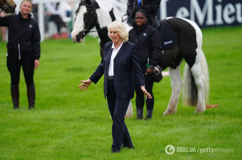 Королева Камилла нарушила собственное модное правило и поразила редким образом на конных соревнованиях. Фото