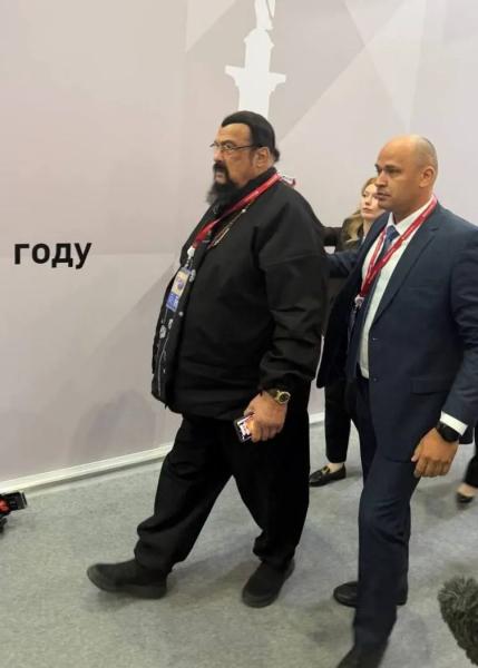 "Всех уродов собрали". Соратник Путина из Голливуда потерял симпатию россиян из-за набранных килограммов: как Стивена Сигала изменила Россия