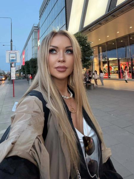 "Пугачова дала $10 тысяч, а Кондратюк – деньги на квартиру". Наталья Валевская – о жизни между Киевом и Одессой, кольце от любимого и своих 45