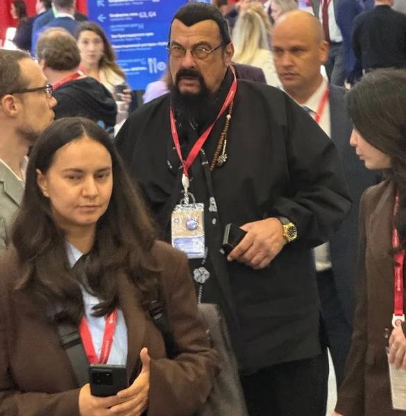 "Всех уродов собрали". Соратник Путина из Голливуда потерял симпатию россиян из-за набранных килограммов: как Стивена Сигала изменила Россия