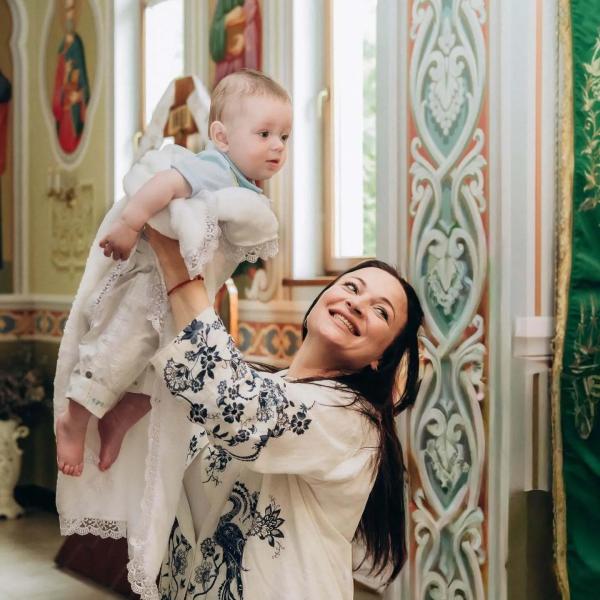 "Сначала это произошло на сцене, а затем – в моей жизни". Виктория Билан – о закулисье развода, мистике и новом счастье в 47 лет