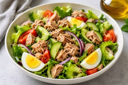 Рецепт салата с тунцом без майонеза: легко, вкусно и полезно