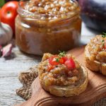 Как приготовить баклажанную икру: классический рецепт вкусной овощной закуски