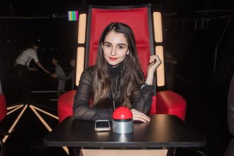 Анна Тринчер в студии шоу «Голос. Діти», архивное фото 2017 года