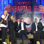 Елена Кравец и артисты «Вечернего квартала» на сцене