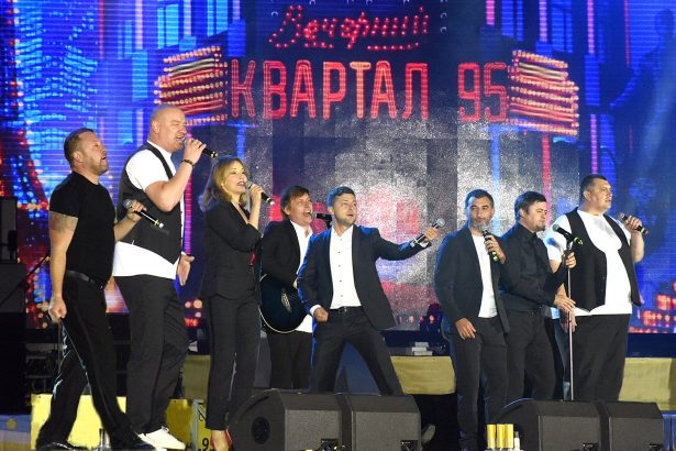 Елена Кравец и артисты «Вечернего квартала» на сцене