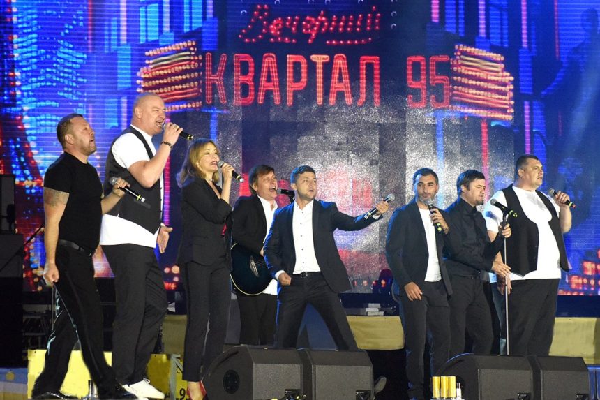 Елена Кравец и артисты «Вечернего квартала» на сцене