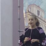 Елена Шоптенко в вышиванке на сцене, архивное фото