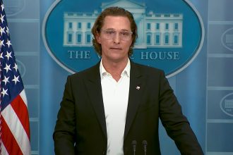 Мэттью Макконахи выступает в Белом доме в июне 2022 года