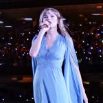 Тейлор Свифт поет на концерте The Eras Tour