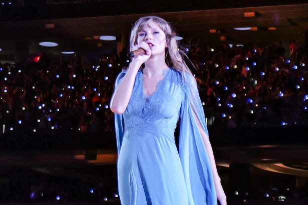 Тейлор Свифт поет на концерте The Eras Tour