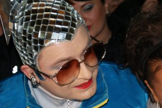 Верка Сердючка в серебряном головном уборе